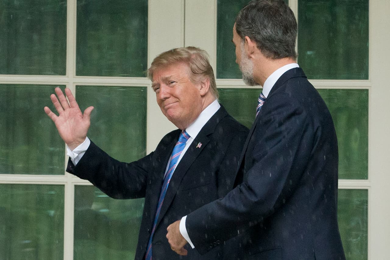 Es la primera vez que Trump se reunió con funcionarios del nuevo gobierno español que preside el líder socialista Pedro Sánchez, quien no estuvo presente. El mes pasado Sánchez, del Partido Socialista Obrero Español, sustituyó al conservador Mariano Rajoy tras triunfar una moción de censura en su contra.