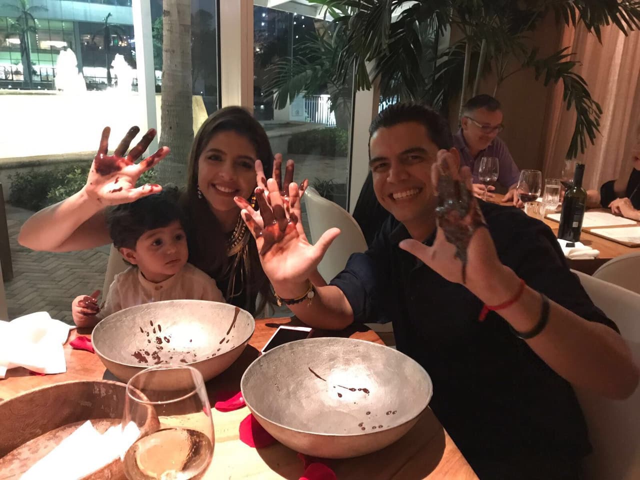 “Creo que en la vida una de nuestras prioridades es hacer felices a la gente que nos rodea, Joshua y Cata la pasaron muy bien y la verdad lo que más me gustó fueron los postres… me lo había dicho Juan Manuel pero hasta no probar no pude entender las delicias que podemos disfrutar en un restaurante como estos”.