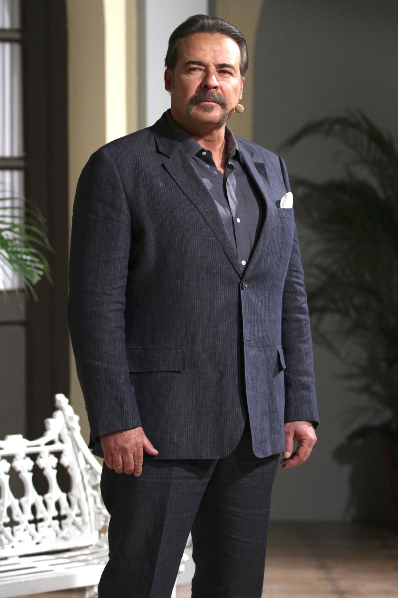 Se trata del galán cubano 
<b><a href="https://www.univision.com/temas/cesar-evora">César Évora</a></b>, quien escondió su atractivo bajo una peluca y barba desaliñada. ¿Cuál transformación te sorprendió más?