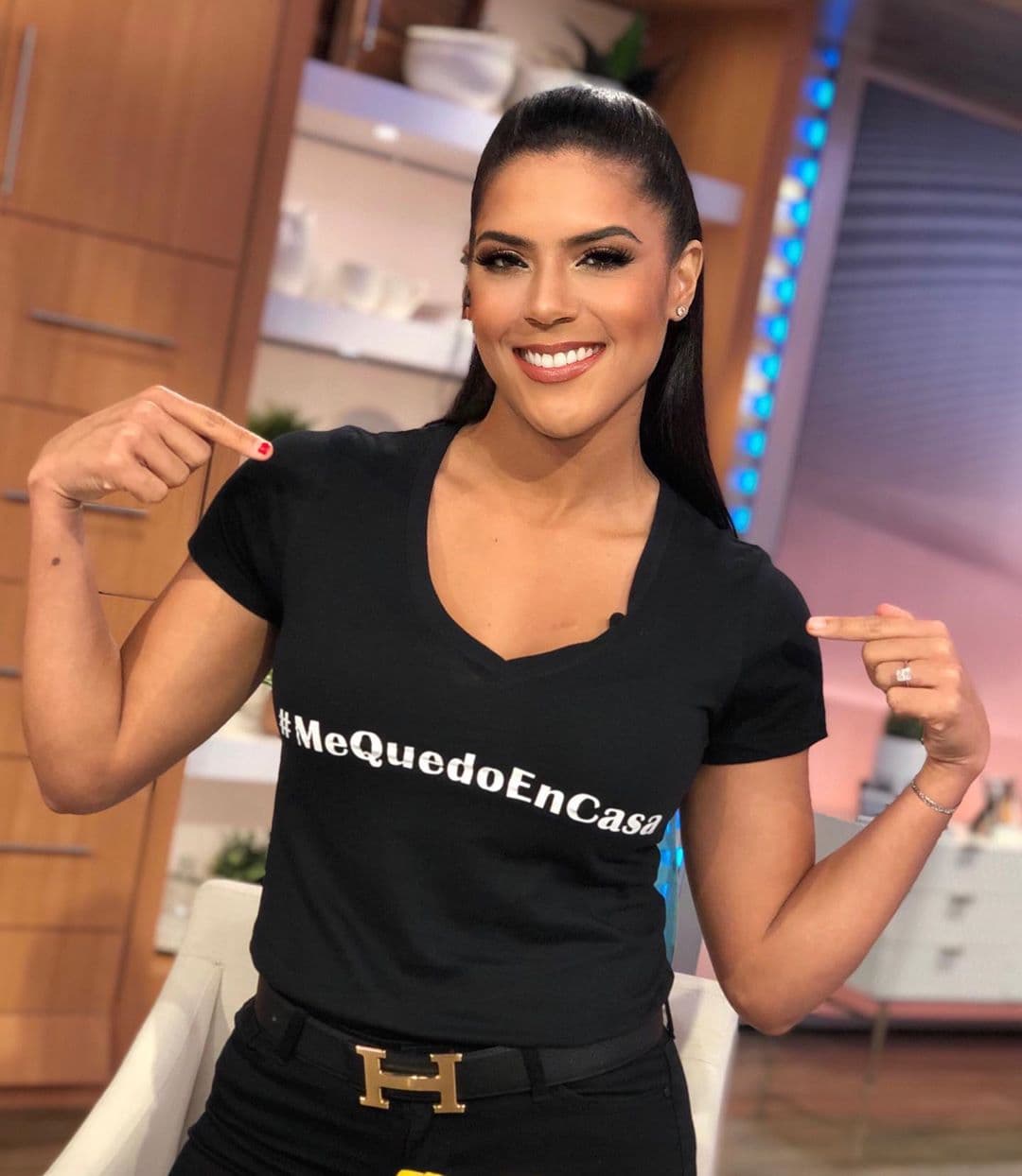 Francisca conduce el show matutino desde su hogar, y a pesar de que los salones de belleza están cerrados sigue luciendo impecable a cuadro.