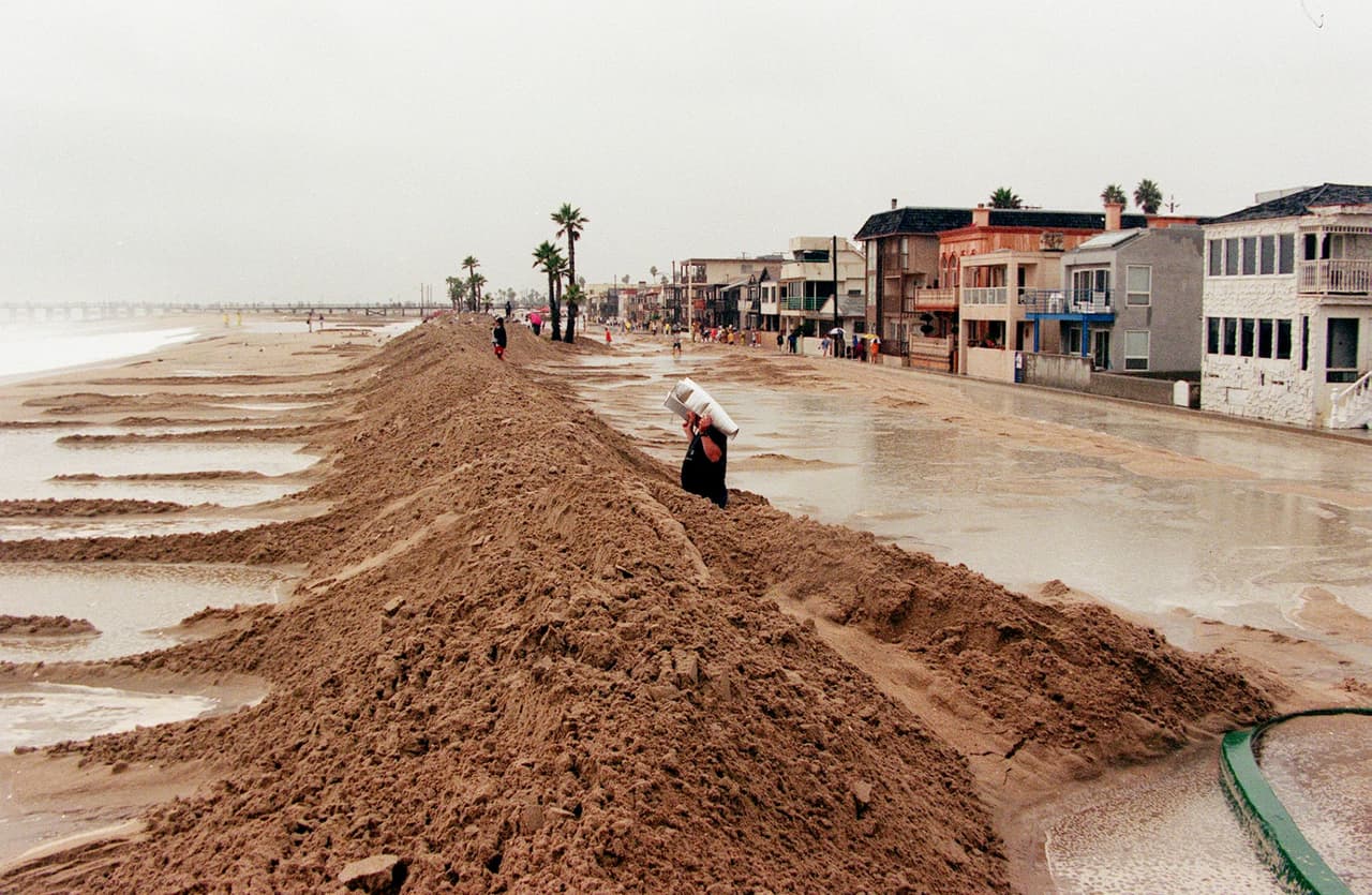 Lluvias torrenciales causadas por últimos coletazos del huracán Nora en septiembre de 1997 anegaron las localidades costeras del sur de California. Esta imagen corresponde a la localidad de Seal Beach, en el condado de Orange.