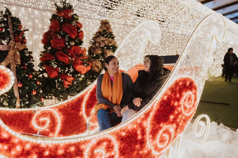 Habitantes del norte de Texas pueden disfrutar de Luminova Holidays, un evento de luces navideñas que iluminan el interior y el exterior
<a href="https://www.univision.com/local/dallas-kuvn/los-negocios-que-se-verian-afectados-si-se-alcanza-un-15-de-capacidad-hospitalaria-por-siete-dias-consecutivos-video"><b>del estadio Globe Life Field en Arlington</b></a>.
<br>