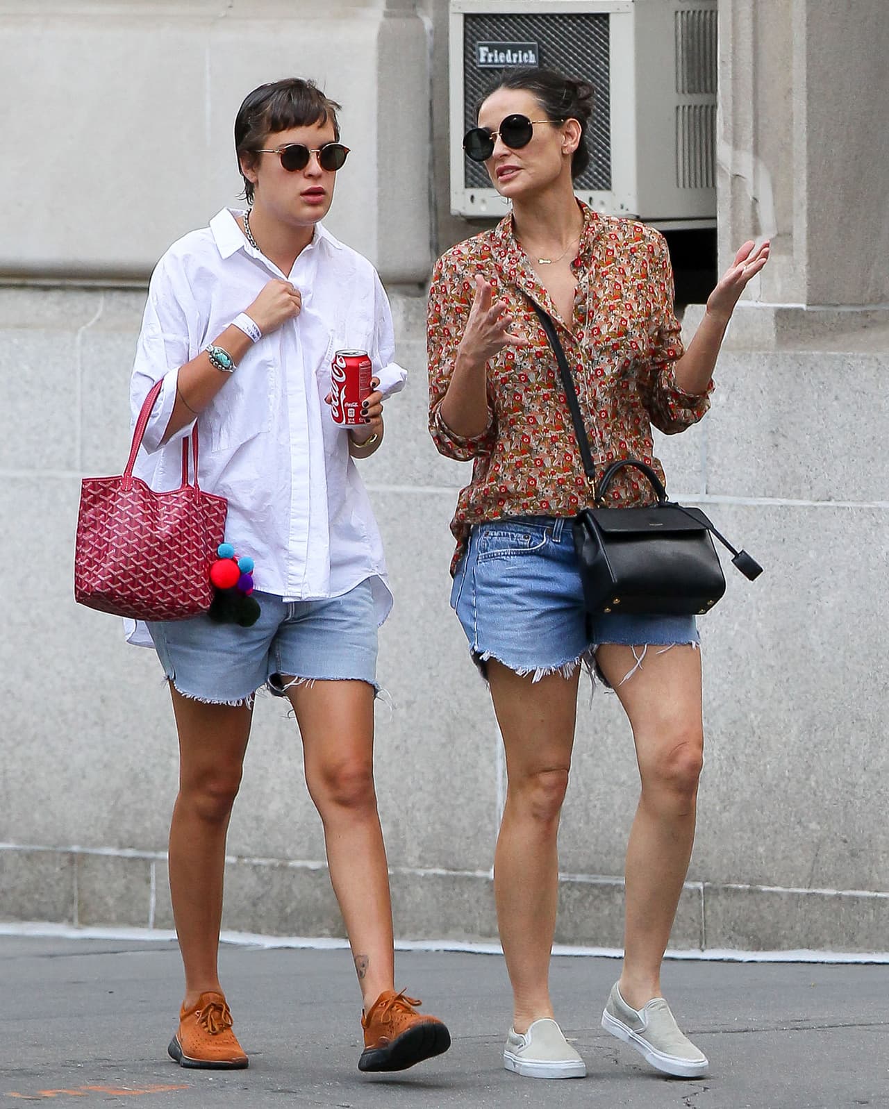 Así reapareció hace unas semanas tras la muerte de una persona en su piscina.