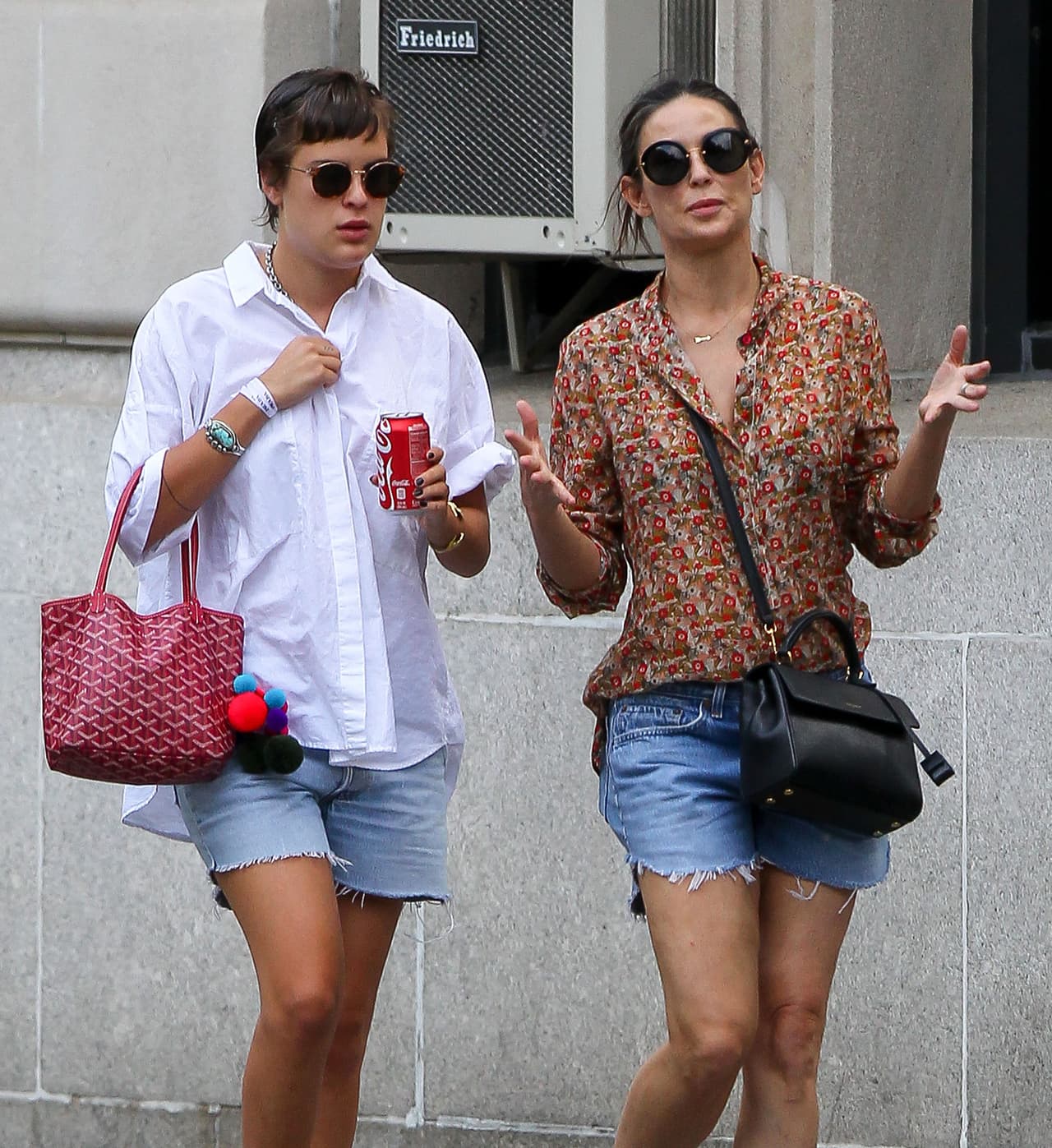 Así reapareció hace unas semanas tras la muerte de una persona en su piscina.