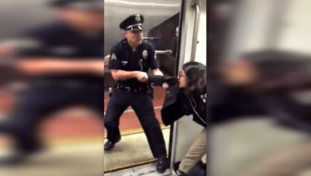 Video: Arrestan a una pasajera del Metro de Los Ángeles por subir los pies al asiento y a otra por defenderla