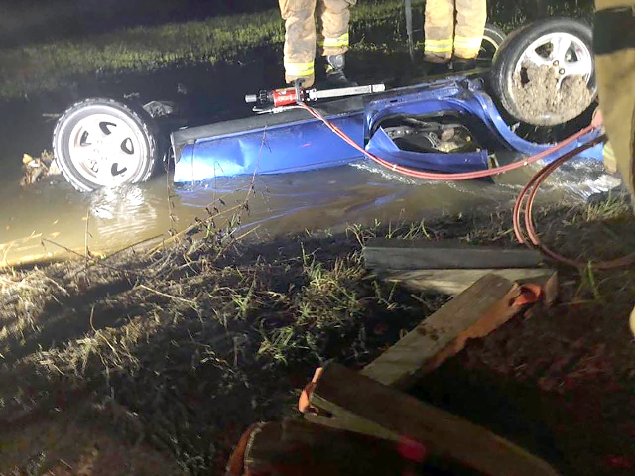 Encontraron a una persona que aún estaba viva dentro del carro y la rescataron.
<b>Para este viernes se esperan más lluvias</b> y con ellas, siguen las inundaciones.