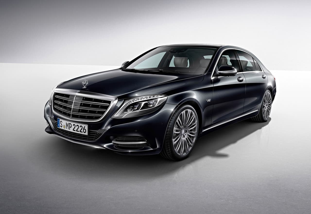 <b>Puesto 3 - Mercedes-Benz S600</b>: Similar al S63 AMG, este vehículo es un poco más costoso en su prima anual promedio, que en este caso asciende a los 3,539 dólares. El motor del modelo 2015 que vemos aquí es un V12 biturbo que desarrolla 530 caballos de fuerza, un incremento respecto a los 517 HP de su antecesor.
