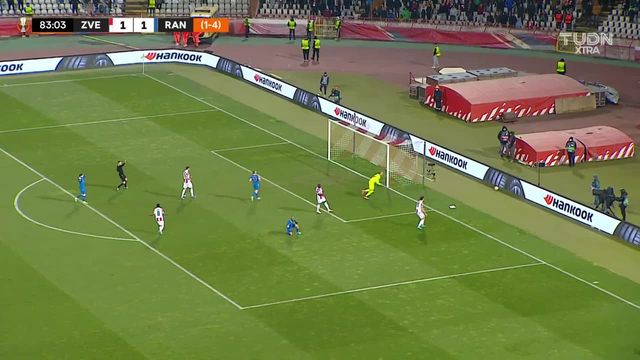 ¡TIRO ATAJADO! disparo por Kemar Roofe.