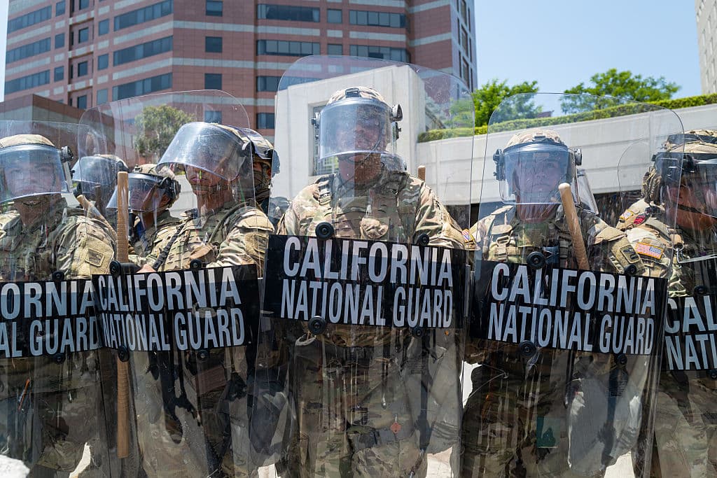 El presidente Donald
<b><a href="https://www.univision.com/local/los-angeles-kmex/trump-felicita-a-la-guardia-nacional-por-actuar-en-los-angeles-donde-nunca-estuvo-afirma-la-alcaldesa-karen-bass?hnb" target="_blank"> Trump ordenó el despliegue de tropas de la Guardia Nacional en Los Ángeles</a></b>, donde afirmó que las autoridades locales no fueron capaces de frenar las protestas contra los agentes de ICE, que comenzaron el viernes, 6 de junio. Tanto el 
<b><a href="https://www.univision.com/local/los-angeles-kmex/trump-amenaza-arresto-gavin-newsom-karen-bass-redadas-ice" target="_blank">gobernador de California, Gavin Newsom, como la alcaldesa de Los Ángeles, Karen Bass</a></b>, insistieron en que la presencia de la Guardia Nacional no era necesaria y advirtieron que provocaría aún más violencia.