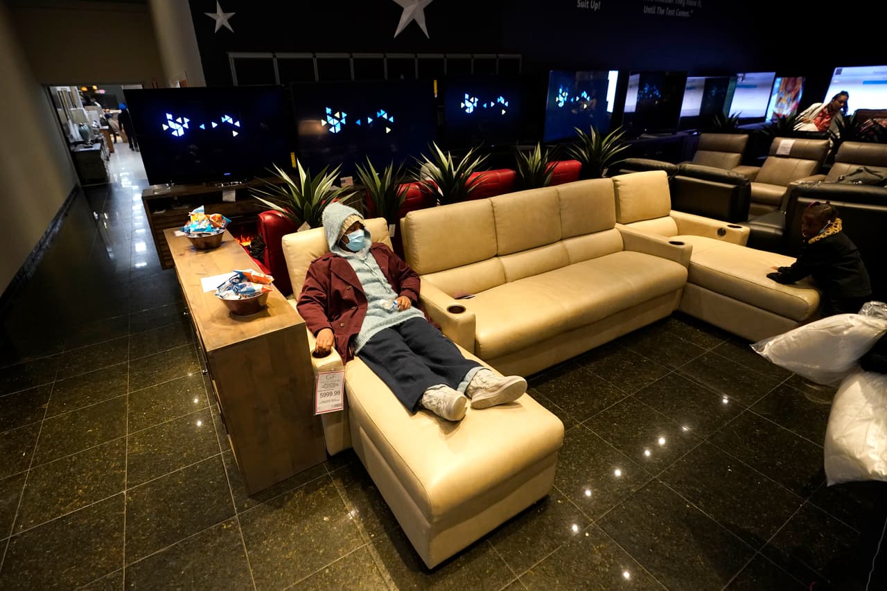 “A quien se le ha dado mucho, se le espera mucho”, dijo. “Nos hemos beneficiado del apoyo público a lo largo de los años, por lo que es nuestra obligación abrir nuestras puertas y dejar que la gente entre a tomar un respiro de la tormenta. Es justo lo que hay que hacer", dijo su dueño.