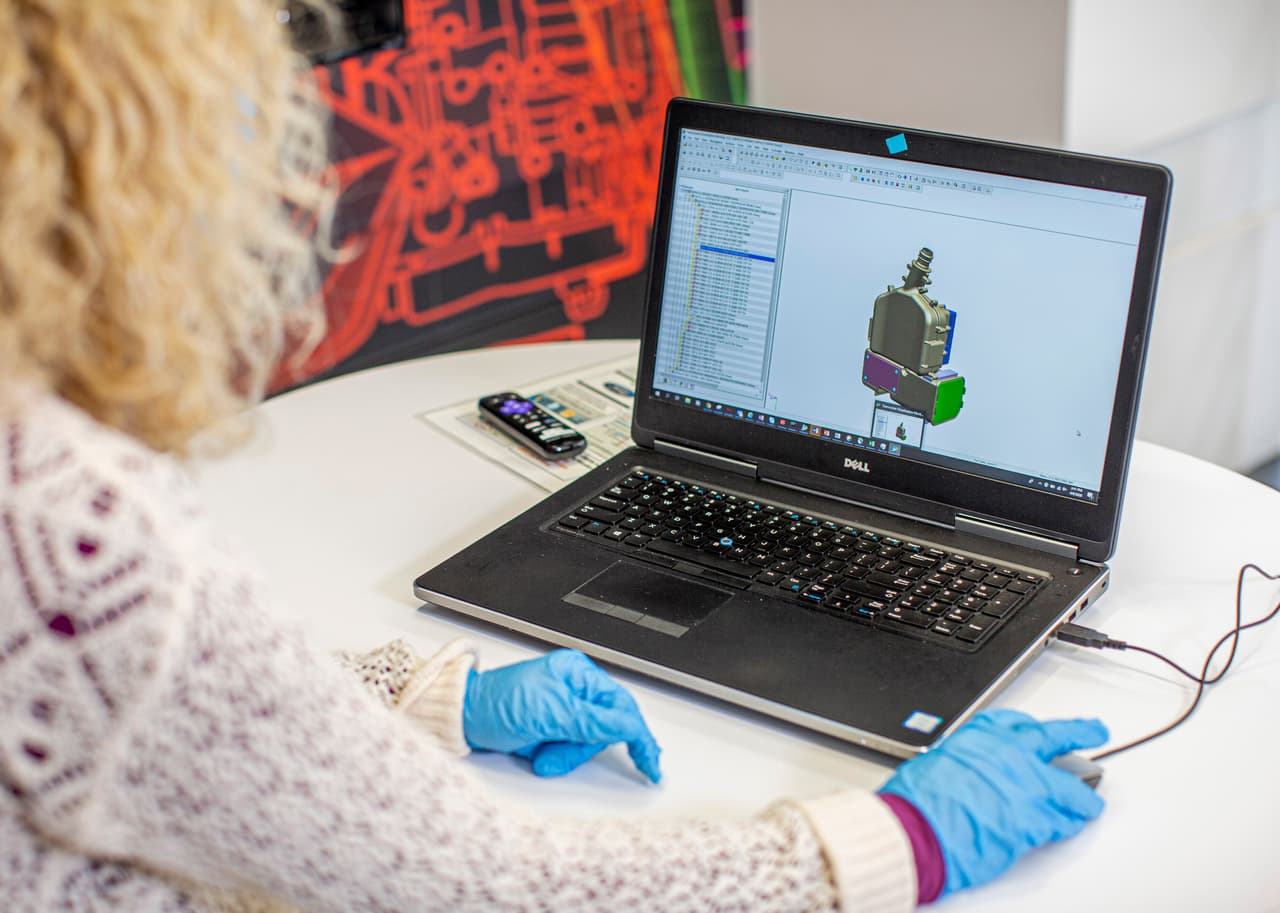 Producción de respiradores con un diseño totalmente nuevo a cargo de Ford. Este dispositivo ayuda a proteger a los profesionales de la salud que están en contacto directo con personas contagiadas.