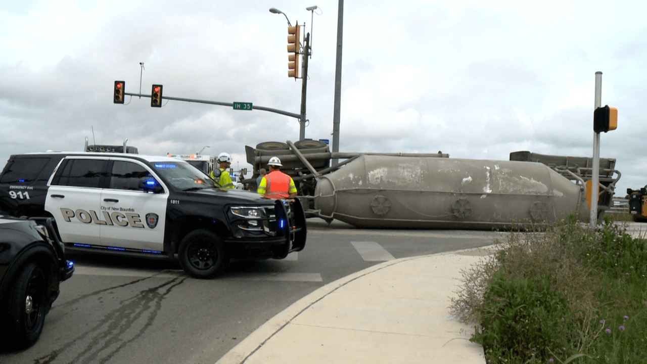 La volcadura fue en la I-35 y Solms Road. No se reportó ningún y la ciudad pidió a los conductores evadir la zona por los retrasos, dijo la policía de New Braunfels.