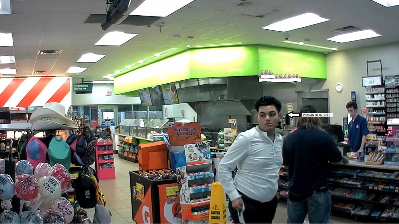 Los investigadores buscan identificar a un hombre aparentemente hispano, de 20 años, que viste una camisa blanca quien se vio esperando para usar la máquina.