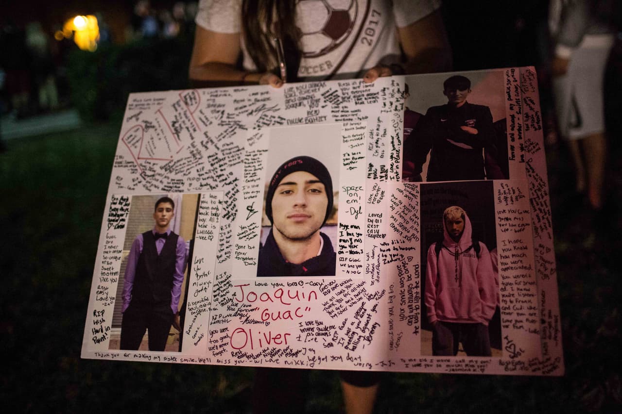 Una estudiante de la escuela sujeta una pancarta hecha en honor a Joaquín Oliver, venezolano asesinado durante la matanza.