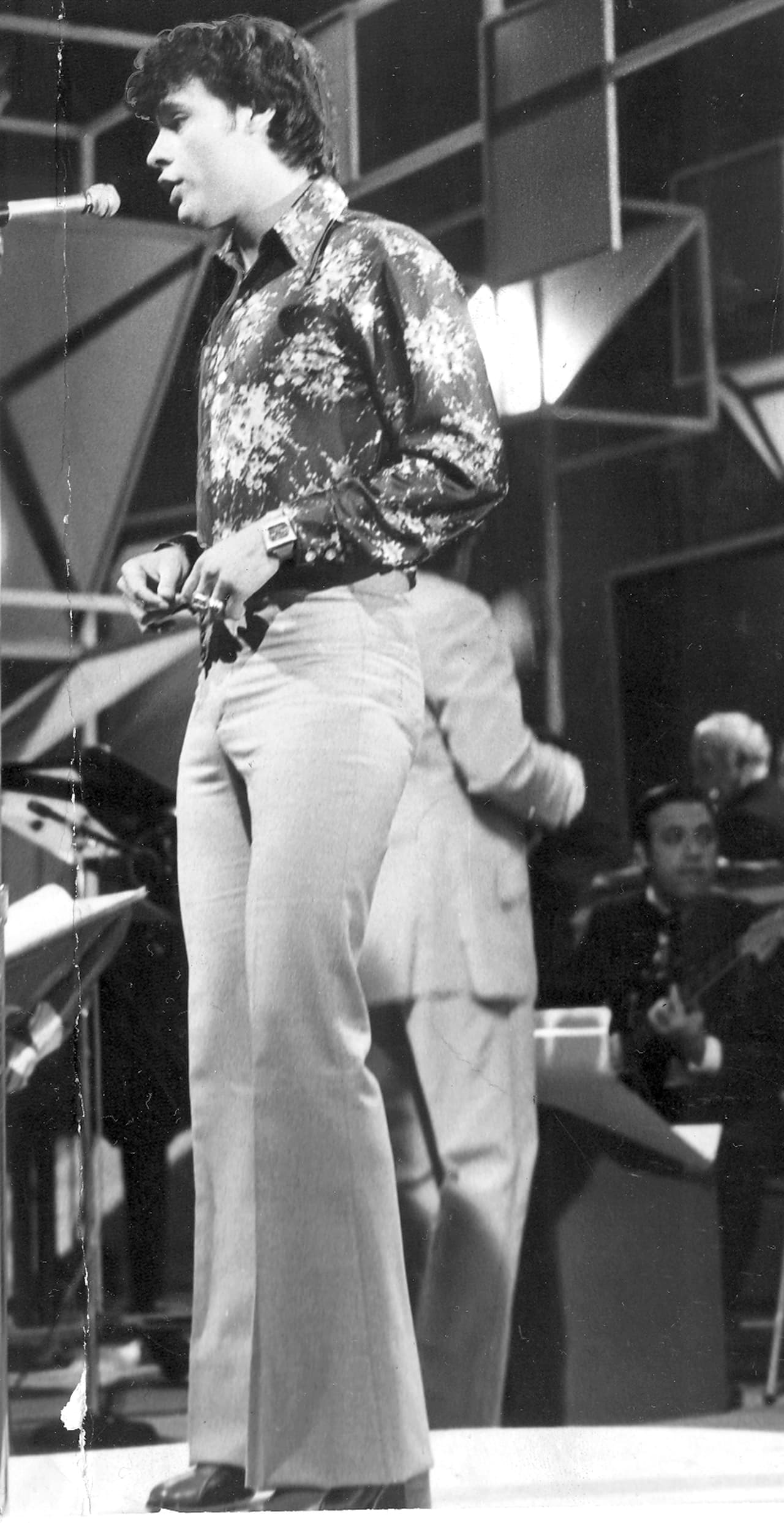 El cantante se trasladó a la Ciudad de México con la finalidad de encontrar una disquera que quisiera grabarlo. Fue cuando RCA lo atrae para hacerle coros a artistas que en ese momento eran muy famosos como Angélica María, Roberto Jordán y Leo Dan.