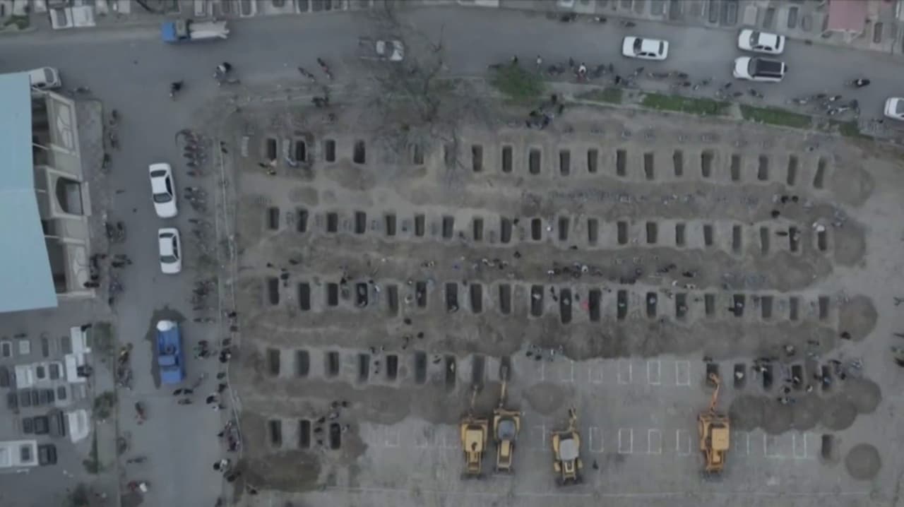 Imágenes aéreas muestran filas de fosas en Irán para enterrar a niñas que habrían muerto en ataque a escuela