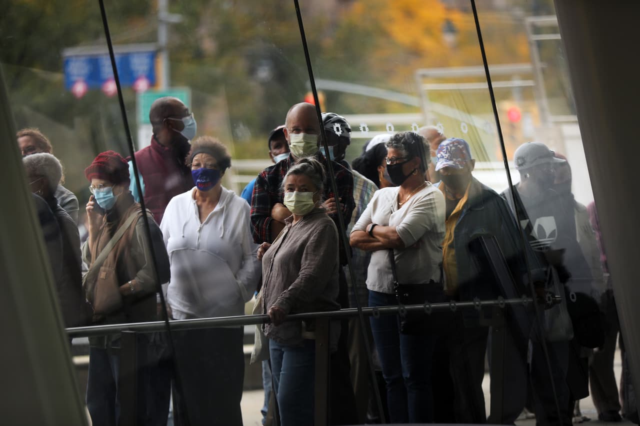 También reducirás la carga de trabajo de los funcionarios electorales que no tendrán que atender a un gran número de personas en un solo día. En la foto, personas haciendo fila en el Museo de Brooklyn para votar de forma anticipada.