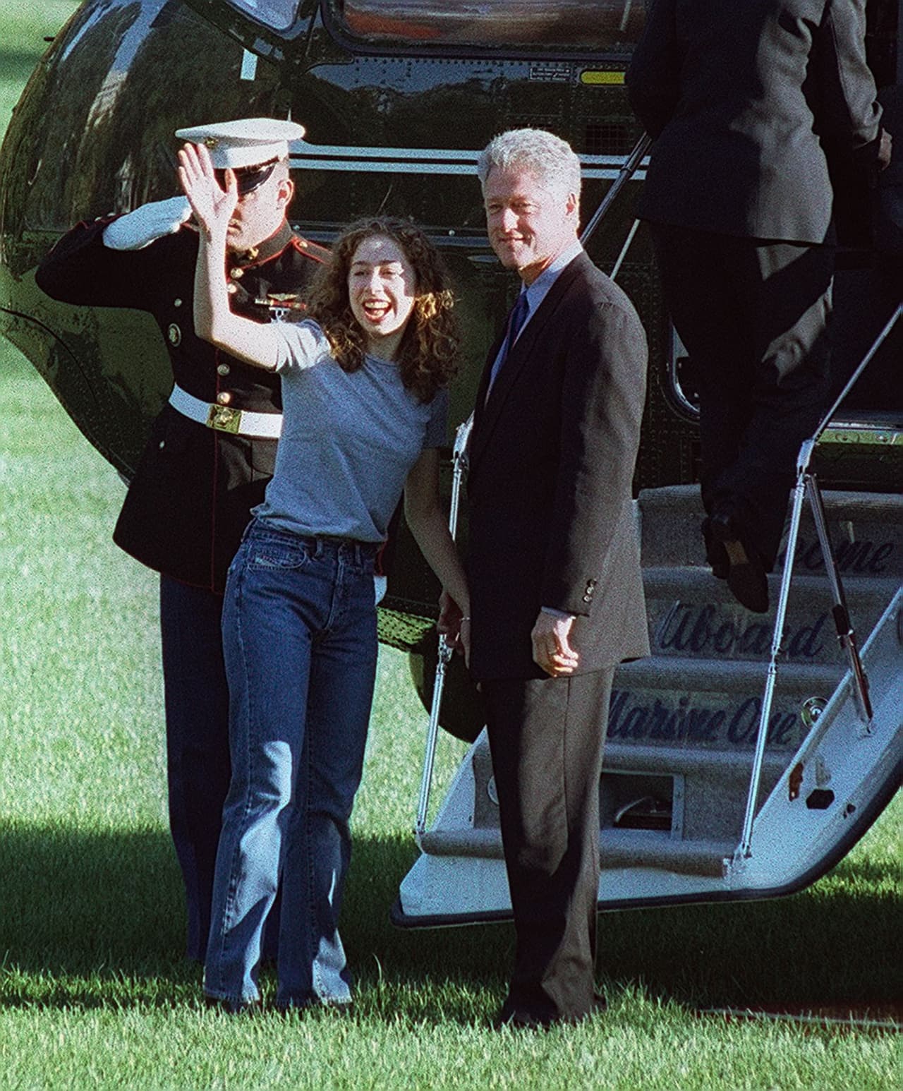 Chelsea Clinton a punto de abordar el helicóptero Marine One en el jardín de la Casa Blanca. Tras las críticas a Barron Trump por mostrarse aburrido y despistado en la inauguración presidencial, o las burlas por quedarse dormido el día en que su padre ganó las elecciones, Chelsea Clinton sorprendió a todos con un tuit defendiendo al hijo del duro oponente de su madre durante la campaña de 2016.