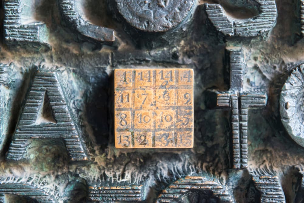 En una de sus declaraciones, menciona “Jesús vivió 33 años. El nombre Elohim, que es el nombre de Dios para los judíos, fue mencionado 33 veces (en la Biblia). Es un número biblícamente significativo, numerológicamente significativo. Estoy hablando de astronomía. Estoy hablando de la Biblia … y fusionando los dos”.