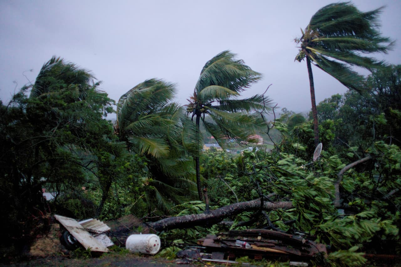 Los fuertes vientos del huracán María sobre Petit-Bourg, Guadalupe. Luego del paso de María sobre la isla de Dominica, el fenómeno meteorológico continúa su camino sobre el mar caribe como un huracán de categoría 5.
