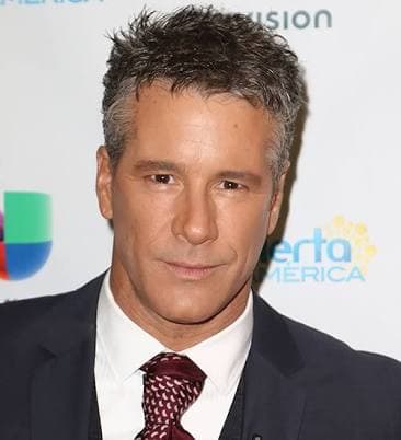 Fernando emigró a México, donde protagonizó algunas telenovelas (incluyendo una con Thalía) y abandonó las grabaciones de 'Siempre te amaré', por tener un problema de drogas que le resultó en un arresto en Miami, por posesión, en el año 2000.