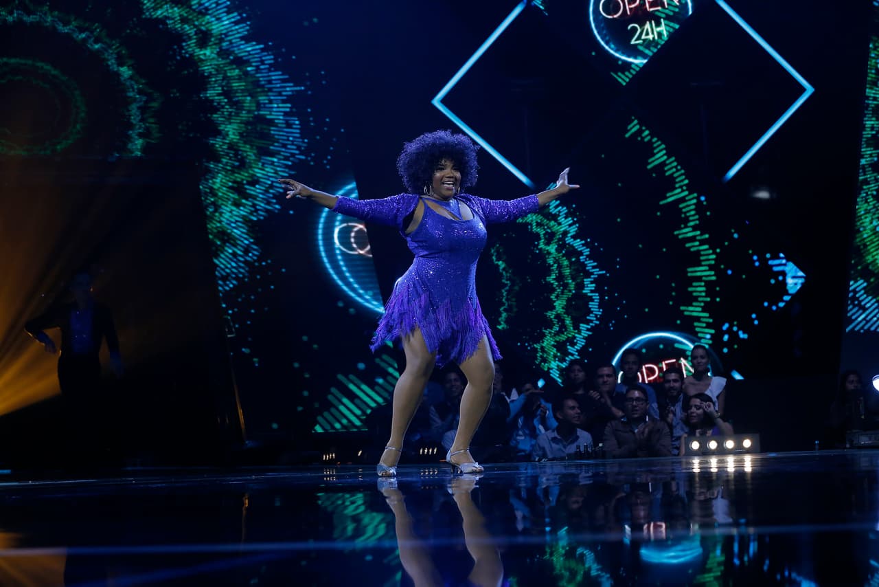 Durante la primera gala de Mira Quién Baila, ChikyBombom llegó derrochando energía con 
<a href="http://www.univision.com/shows/mira-quien-baila/esta-es-chikybombom-la-chuleria-que-se-trago-la-pista-video">un rock 'n roll.</a>