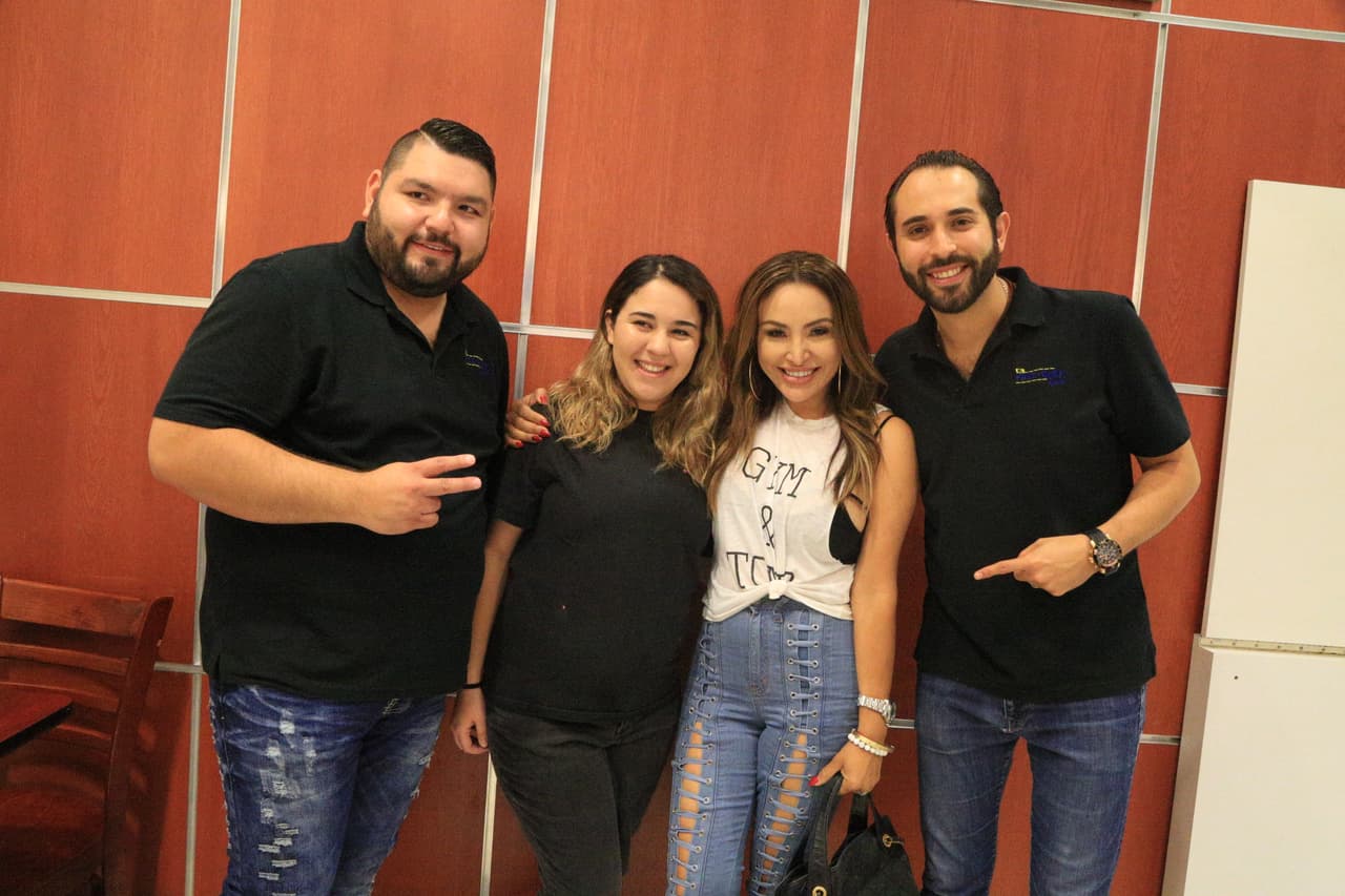 Los tres locutores se fueron a las calles de Dallas y tuvieron la oportunidad de conocer algunos de sus seguidores.