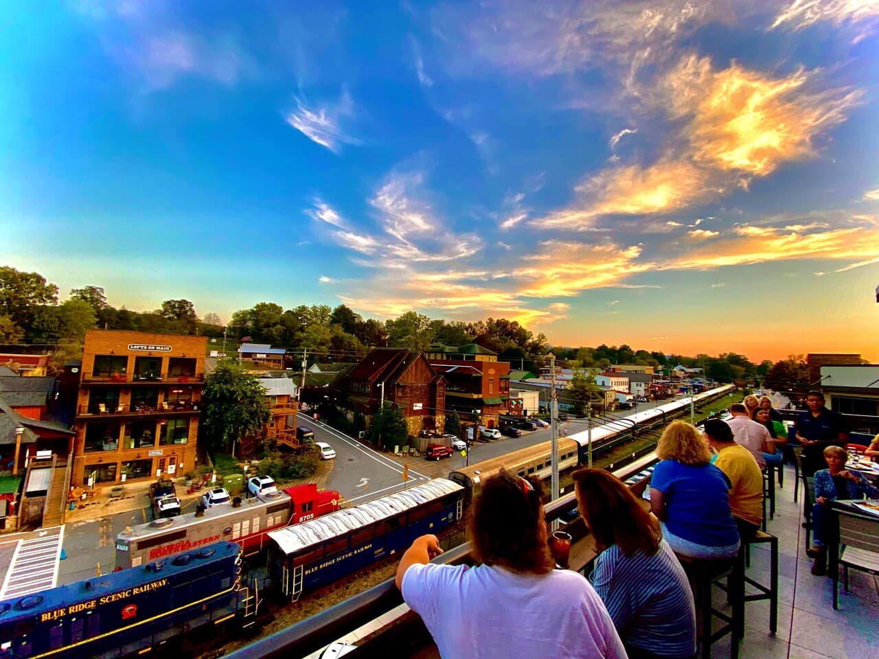 <b>Número 4: Blue Ridge</b>. ¿Qué sería del verano sin un viaje a la montaña? Es difícil elegir un destino favorito en las colinas de Georgia, pero Blue Ridge, sin duda, encabeza cualquier listado. El viaje en tren al aire libre es relajante, asequible y excelente para todas las edades. Muchas tiendas locales conforman la escena de compras, y hay muchos lugares increíbles para comer.