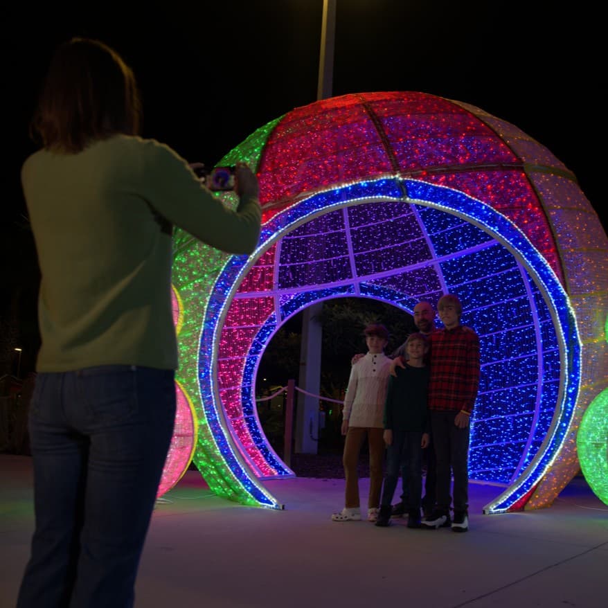 <h3 class="cms-H3-H3"><b>Condado Osceola</b></h3>
<br>
<br>
<b>Holiday Nights at Island H2O</b>
<br>
<b>Fechas:</b> 15 de noviembre al 31 de diciembre
<br>
<b>Lugar:</b> Island H20 Water Park. 3230 Inspiration Drive. Kissimmee, FL
<br>
<b>Sitio web</b>: 
<a href="https://www.islandh2owaterpark.com/home/holiday-nights/">https://www.islandh2owaterpark.com/home/holiday-nights/</a> 
<br>
<br>Disfruta de un deslumbrante espectáculo inmersivo con toneladas de momentos dignos de una fotografía, actividades para niños, espectáculos festivos y comidas navideñas.