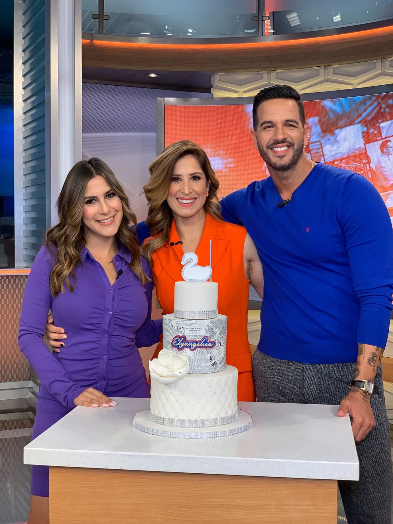 "Gracias a todos los que son parte de mi vida, a cada uno de mis compañeros de trabajo... sobre todo a mis compañeros que me respaldaron desde mi primer pase en vivo", escribió sobre su familia de la casita más feliz de la televisión hispana.