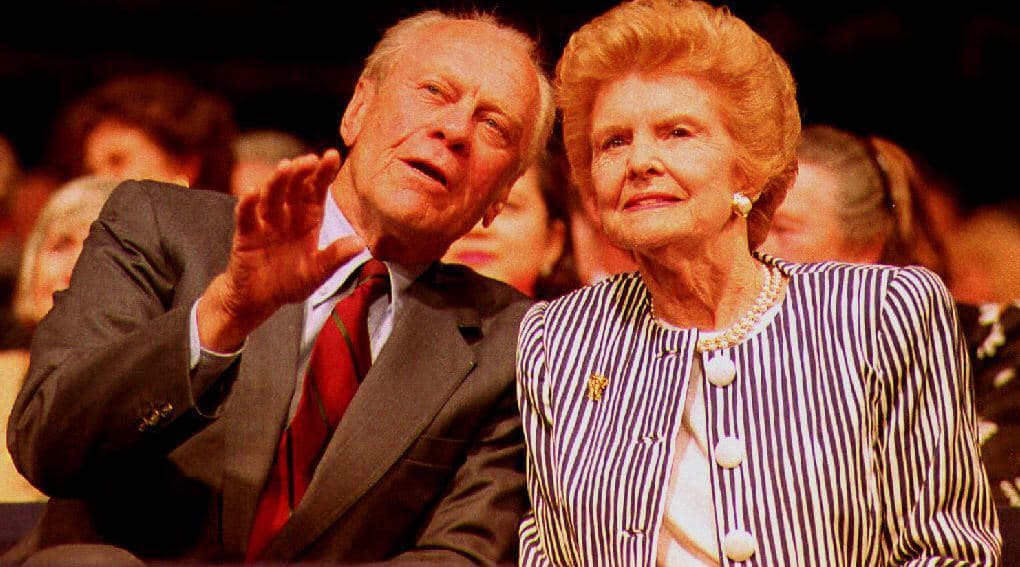 La primera dama buscó entonces ayuda profesional de la que hablaría públicamente en varias ocasiones para animar a personas en estados depresivos a acudir al psiquiatra. Una vez reconoció que su dependencia de sustancias tóxicas estaba ligada a esta enfermedad mental creó la fundación Betty Ford para personas con problemas de adicciones. Su búsqueda de ayuda es un ejemplo que aún hoy es necesario, pues el estigma que avompaña a esta enfermedad hace que personas que la padecen no estén diagnosticadas. 
<a href="http://www.univision.com/noticias/salud-mental/la-depresion-es-la-primera-causa-de-discapacidad-en-el-mundo-advierte-la-oms?q">La depresión afecta a 322 millones de personas</a>.