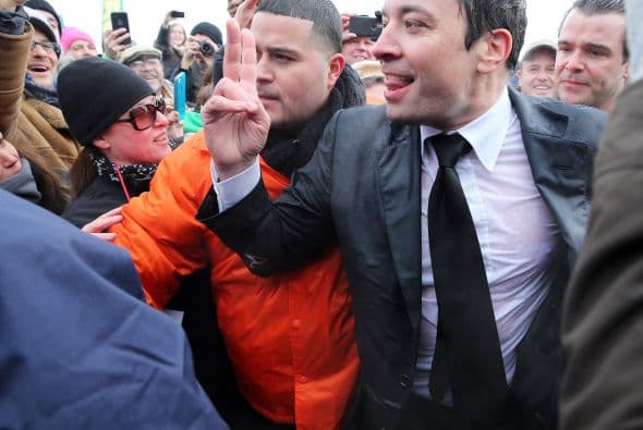 ¡Lo hizo!Mira lo congelado que quedó el comediante Jimmy Fallon luego de aceptar el reto que le hizo el alcalde de Chicago Rahm Emanuel de lanzarse a las congeladas aguas del Lago Chicago durante el Polar Plunge 2014 y con un temperatura de 2 grados