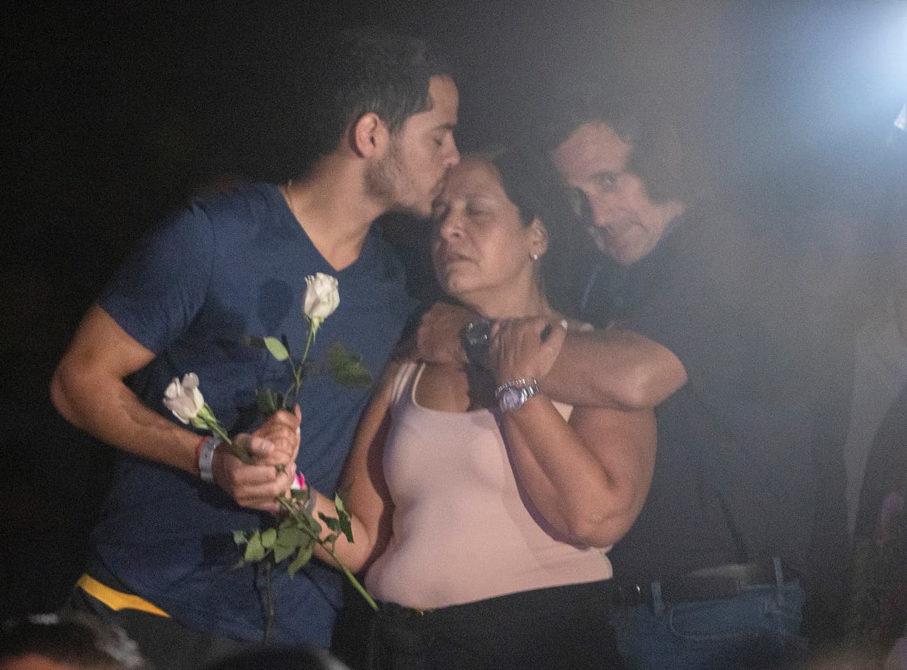 Más imágenes de la vigilia de la noche del lunes por los desaparecidos y fallecidos en el derrumbe de Surfside. Expertos ya han adelantado algunas 
<a href="https://www.univision.com/noticias/estados-unidos/que-pudo-generar-derrumbe-edificio-surfside-3-explicaciones">hipótesis sobre el colapso de la edifición</a>.