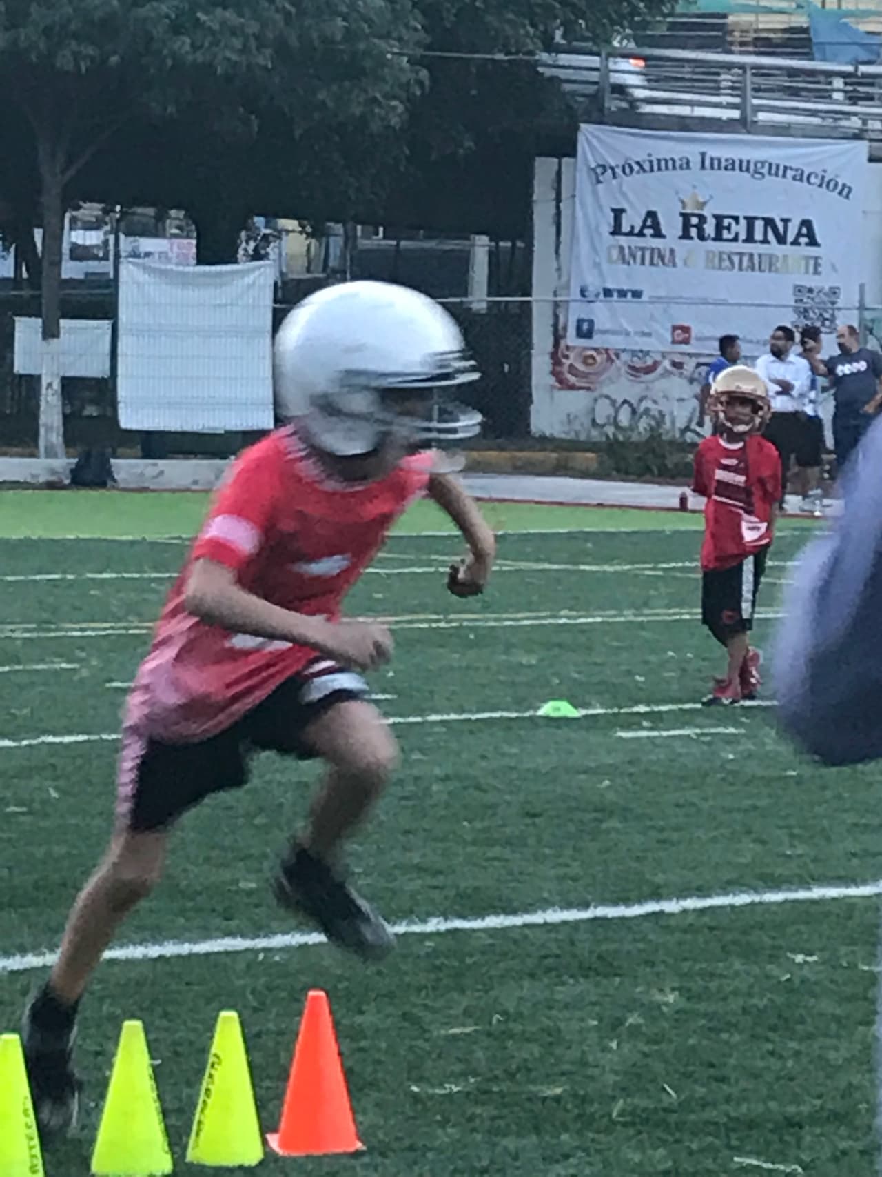 Patricio acudió a un equipo de niños llamado 'Guerreros Aztecas' donde se pusó el uniforme y el caso para entrenar en el campo.