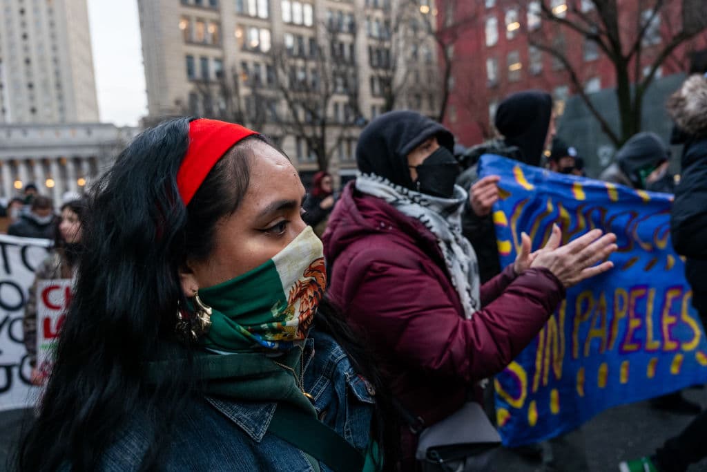 Un contigente de manifestantes marchó este miércoles en el Bajo Manhattan para protestar contra las políticas migratorias de la administración Trump y las recientes acciones del Departamento de Justicia contra Nueva York.