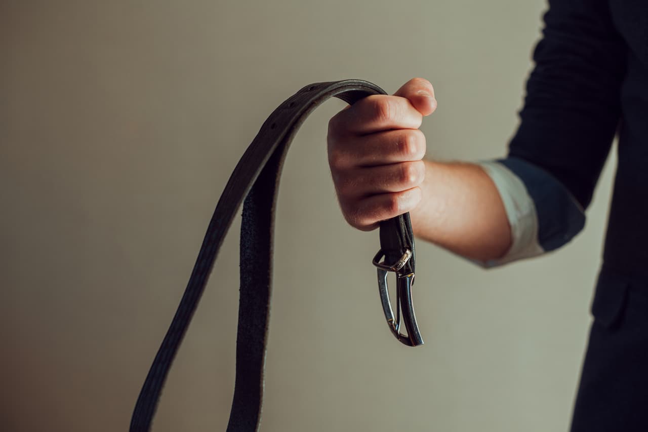 En video: Una madre saca a su hija de una discoteca y la agarra a cinturonazos por salir sin su permiso