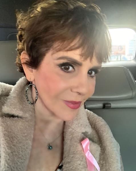 La actriz perdió el pelo por el tratamiento, sin embargo, desde entonces adoptó el cabello corto.