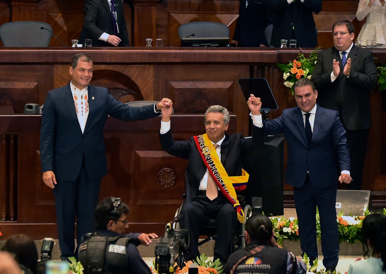 Este 24 de mayo, Moreno recibió la banda presidencial de manos de Rafael Correa, su compañero de partido, tras ganar una ajustada segunda vuelta electoral en abril pasado.