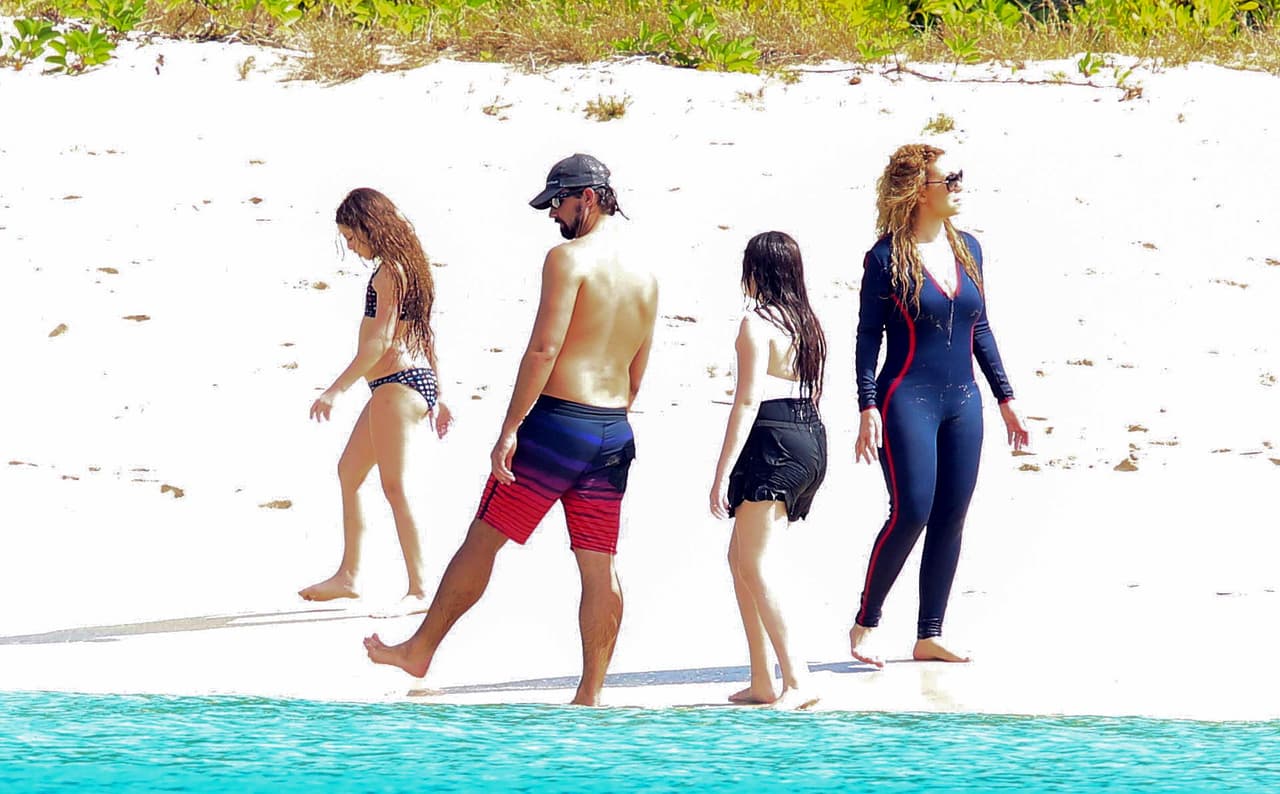 Además de todo, la cantante lució esas curvas en un increíble traje de baño completo.