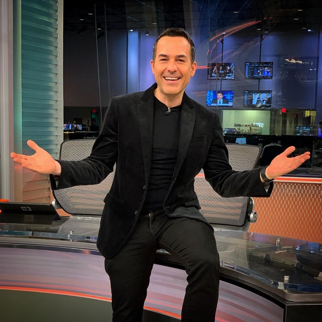 Es viernes y Carlos lo sabe, es por ello que posó muy alegre a temprana hora de la mañana.