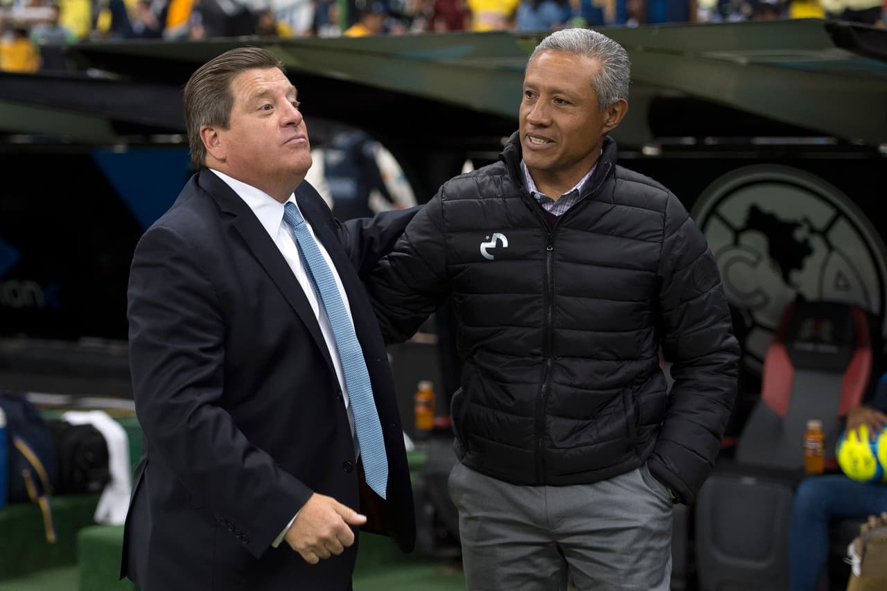 Miguel Herrera y Roberto Hernández con el saludo protocolario antes de que el juez Marco Ortíz diera inicio al juego.