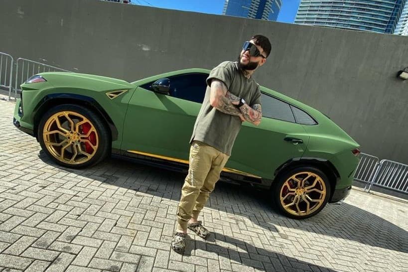 <a href="https://www.univision.com/carros/carros-y-famosos/la-coleccion-de-carros-de-anuel-aa-es-una-de-las-mas-extravagantes-entre-los-reggaetoneros-fotos"><u>Anuel AA es uno de los artistas latinos</u></a> que cuenta con una unidad como esta en su garaje, 
<a href="https://www.univision.com/carros/carros-y-famosos/estos-son-los-carros-que-mas-disfrutan-las-estrellas-de-premio-lo-nuestro-2020-fotos"><u>al igual que Thalía, pero en rojo</u></a>, y 
<a href="https://www.univision.com/carros/carros-y-famosos/farruko-contagia-de-extravagancia-a-su-coleccion-de-superautos-fotos"><u>Farruko con el estilo extravagante que lo caracteriza</u></a>.