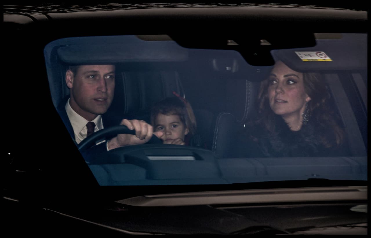 El príncipe William condujo al almuerzo junto a su embarazada esposa Kate Middleton y sus dos hijos, George y Charlotte. Les acompañó además la nana de los pequeños, Maria Borrallo.
