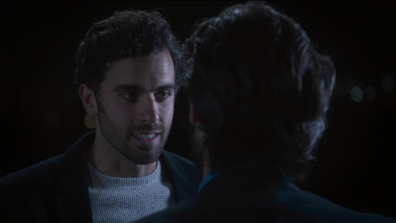 Adentro se encontraban Miguel y Alejandro platicando sobre cómo el segundo se acababa de enterar que Francisco Larios era su verdadero padre.