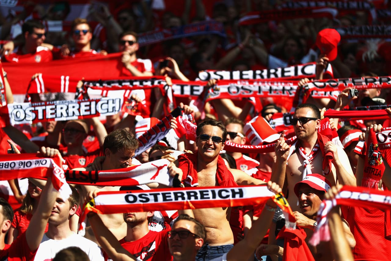 Los austriacos se veían afectados por el calor, pero no por ello bajó su emoción de cara al juego.