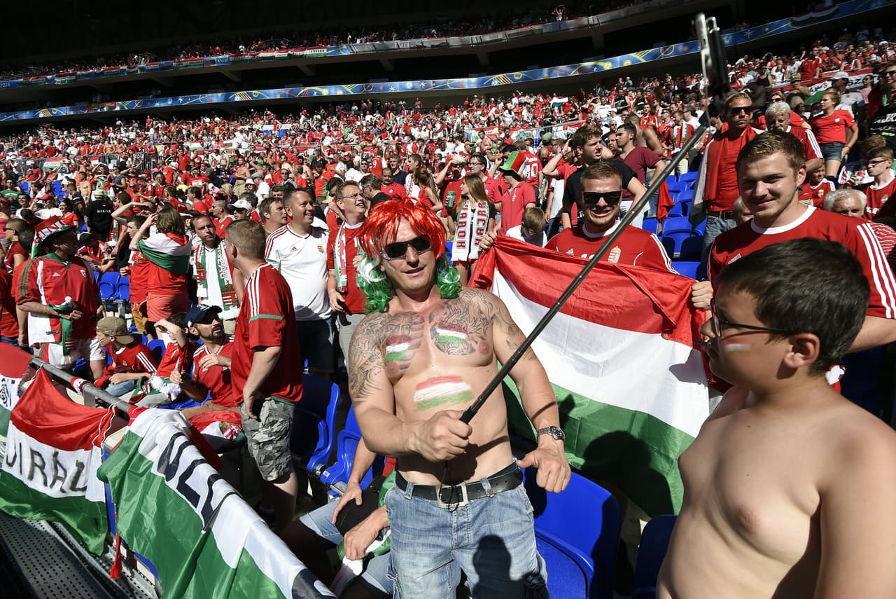 Los fans de Hungría también se dieron cita en Lyon y algunos aprovecharon para tomarse unas 'selfies'.