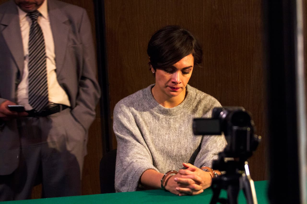 Lamentablemente para ella, las autoridades le informaron que permanecería arrestada hasta esclarecer su situación.