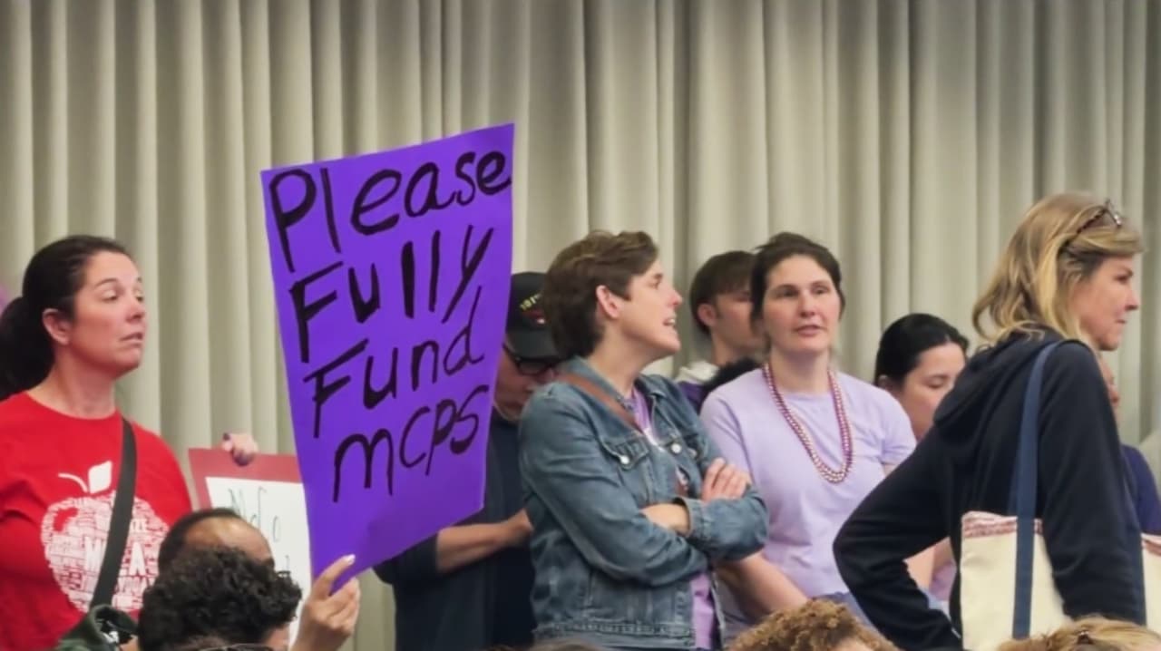 Montgomery pospone debate presupuestario tras protestas por recortes escolares