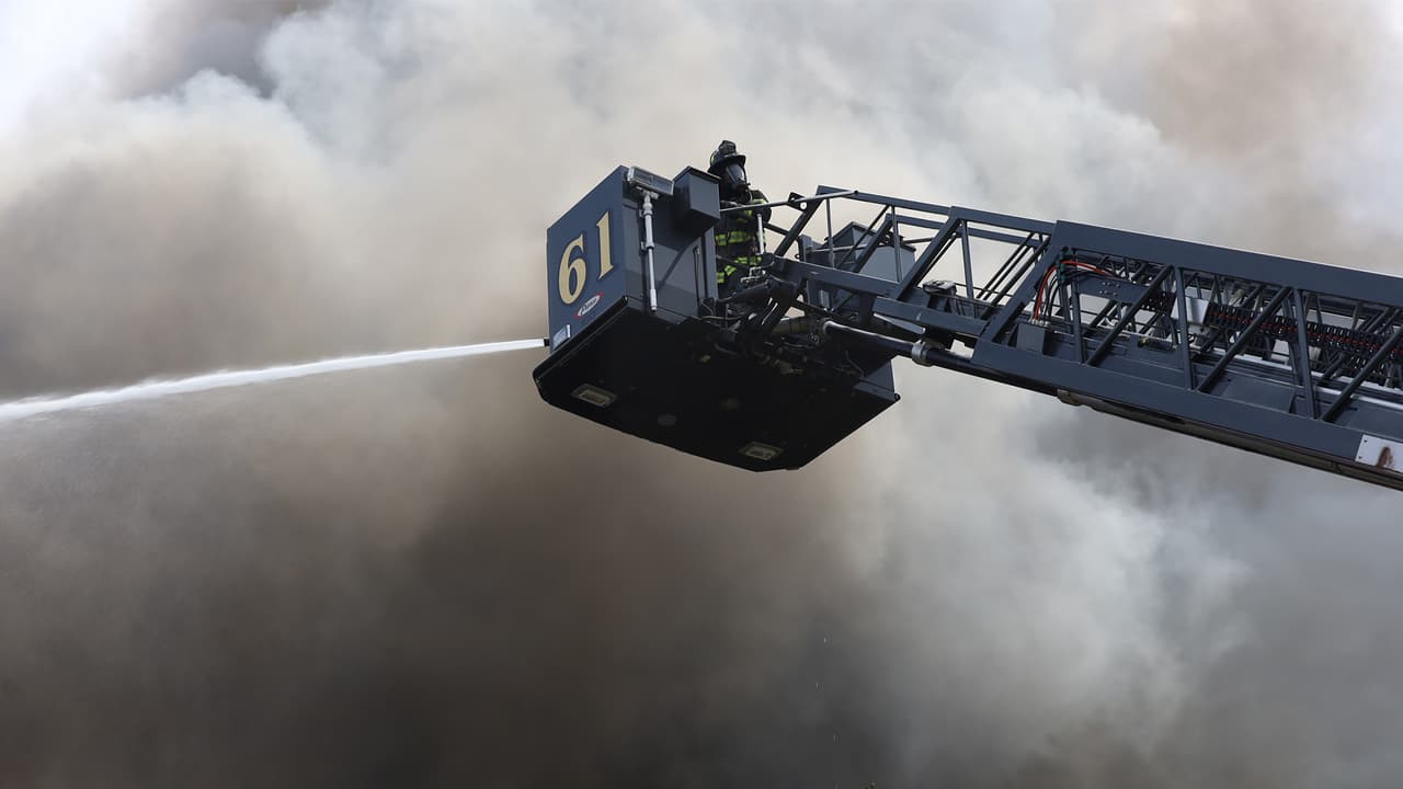 Los bomberos encontraron problemas con los hidrantes de la zona, uno inservible y otros con baja presión, por lo que requirieron unidades de agua adicionales para atacar las llamas.