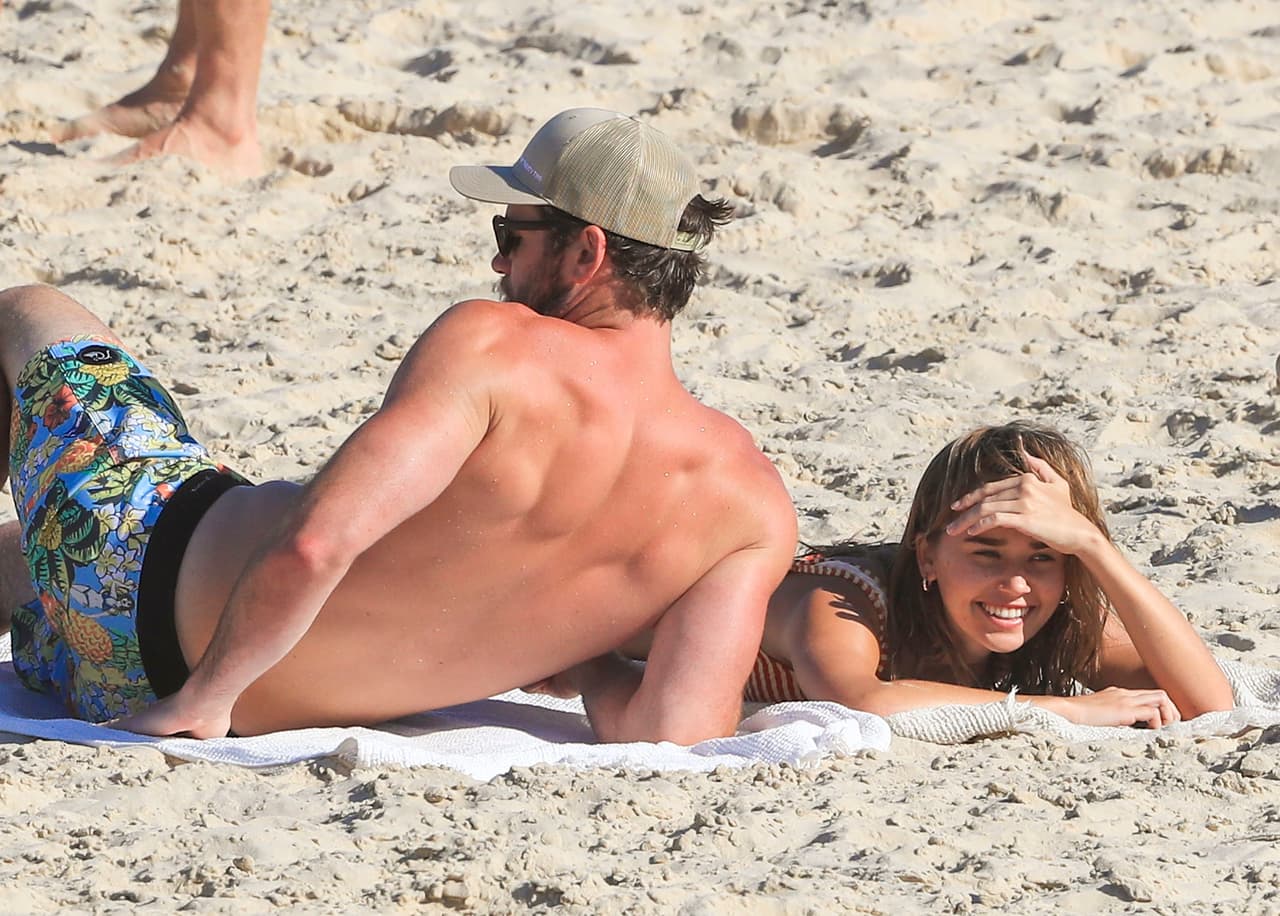 Antes de su visita a la playa, la pareja había sido vista almorzando con los padres de Liam, Craig y Leonie Hemsworth, en Byron Bay a mediados de diciembre, informó 
<b><a href="https://www.dailymail.co.uk/tvshowbiz/article-7893387/Liam-Hemsworth-packs-PDA-new-girlfriend-Gabriella-Brooks-beach-Byron-Bay.html" target="_blank">Daily Mail.</a></b>
<br>